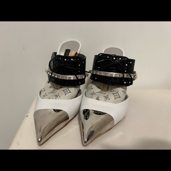 Louis Vuitton heels - Picture 4 of 11